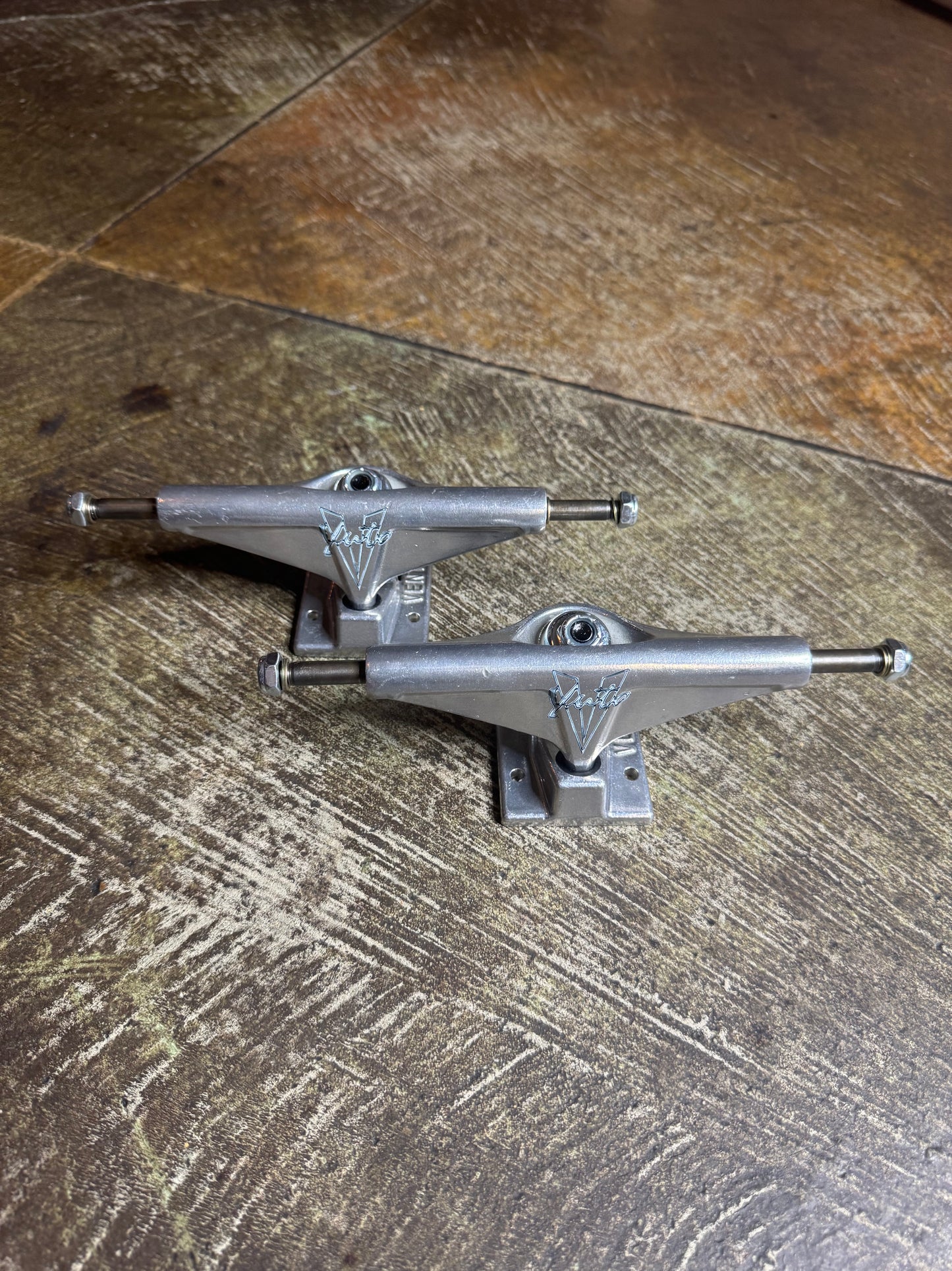 Venture Yuto Liquid Chrome 5.6 Hi Trucks
