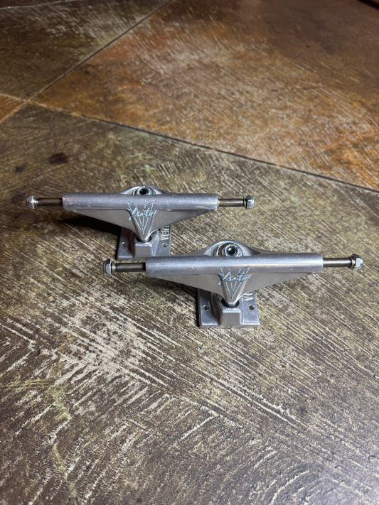Venture Yuto Liquid Chrome 5.6 Hi Trucks