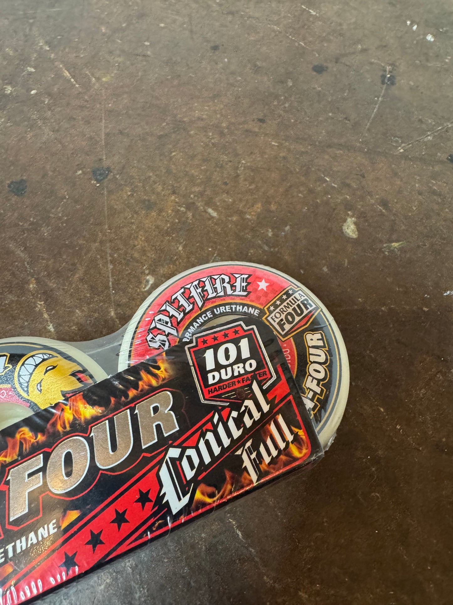 Spitfire F4 Conical Full 58mm 101A White/ Red Wheels