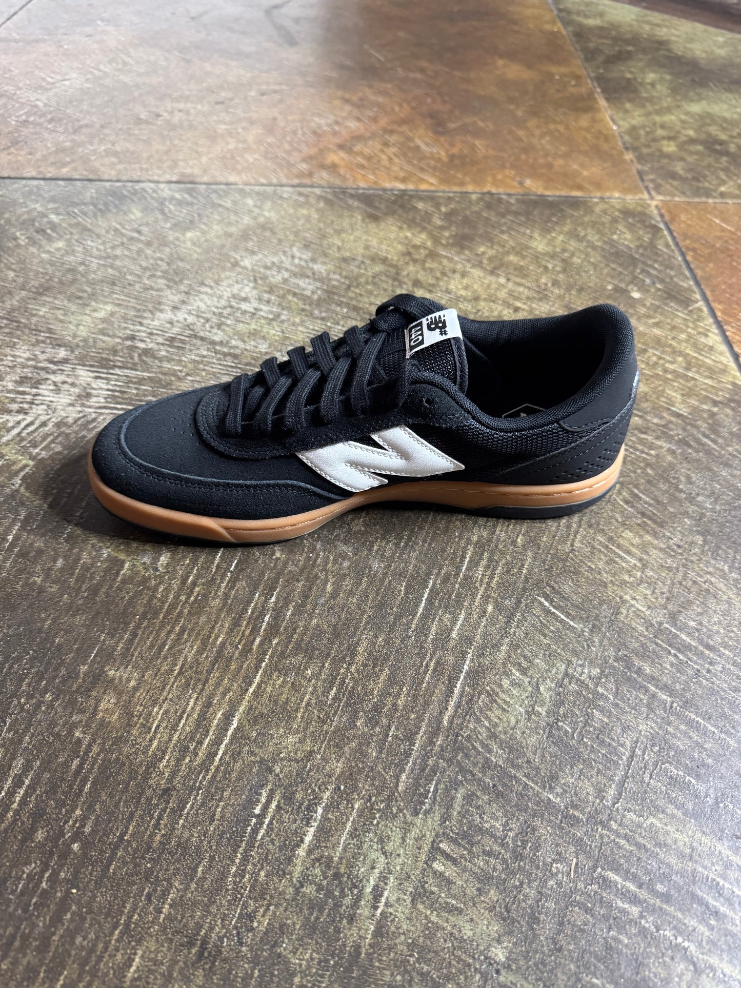 NB Numeric 440 V2 (Black/ White)