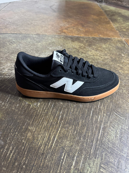NB Numeric 440 V2 (Black/ White)