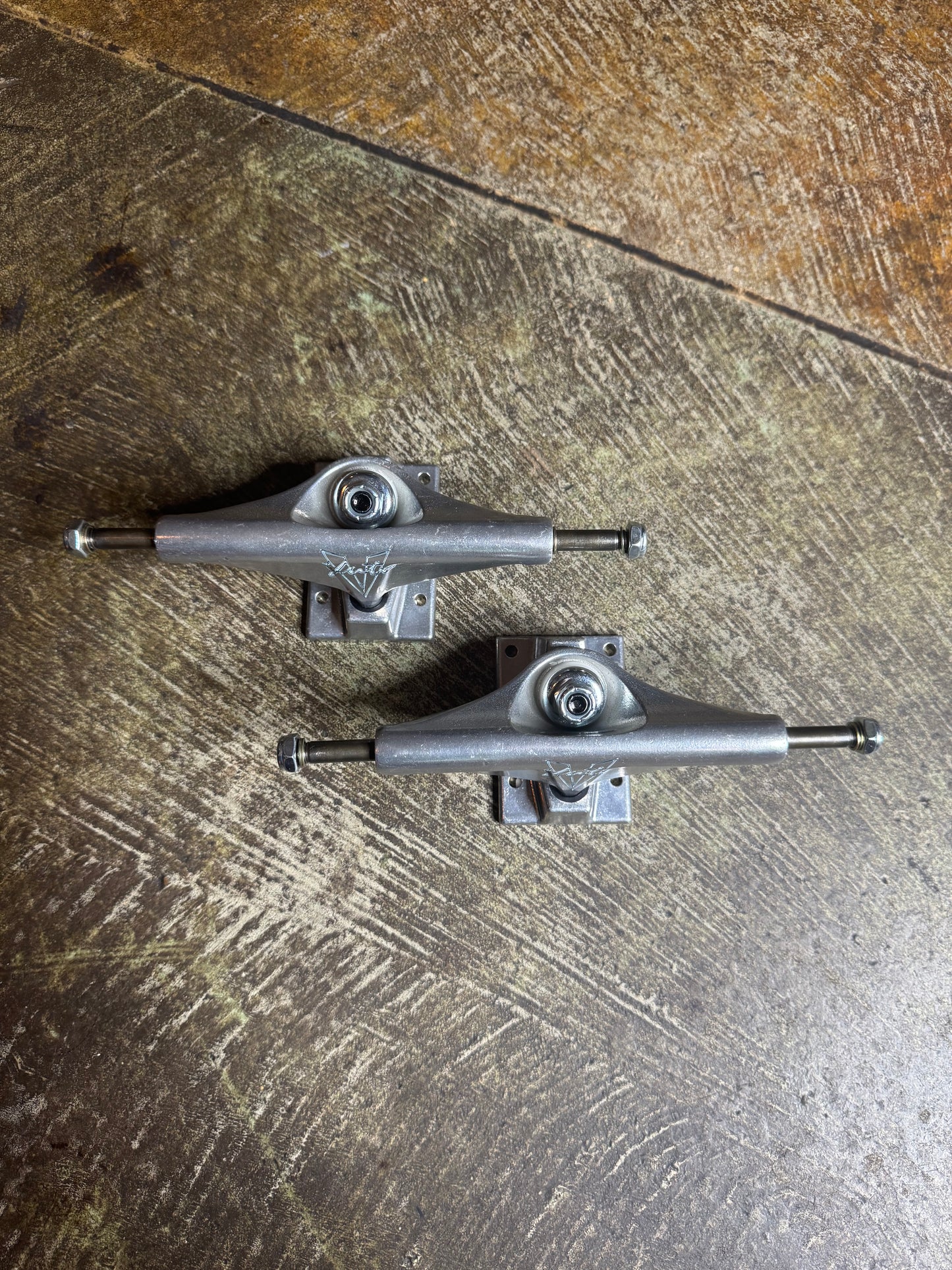 Venture Yuto Liquid Chrome 5.6 Hi Trucks