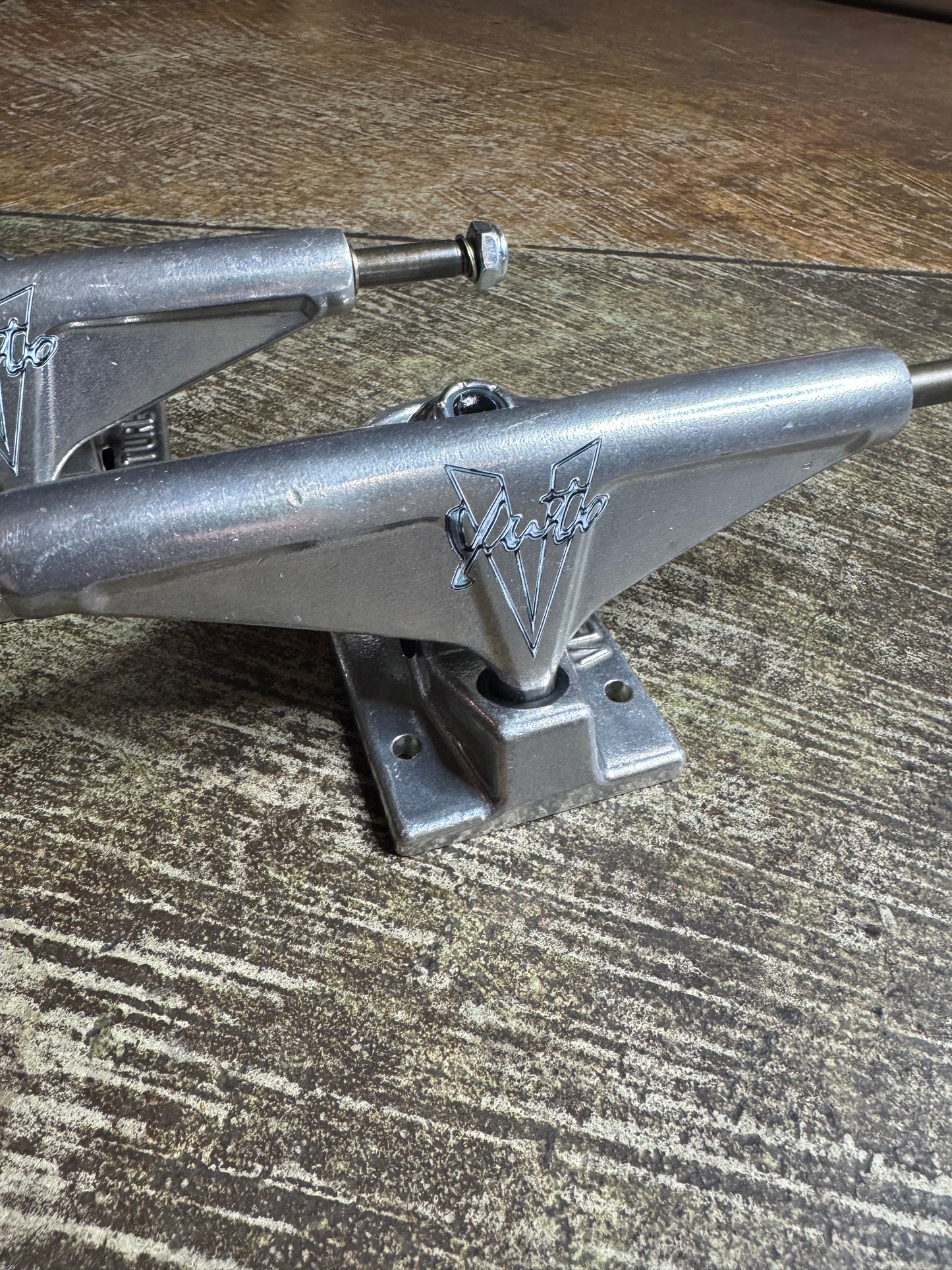 Venture Yuto Liquid Chrome 5.6 Hi Trucks