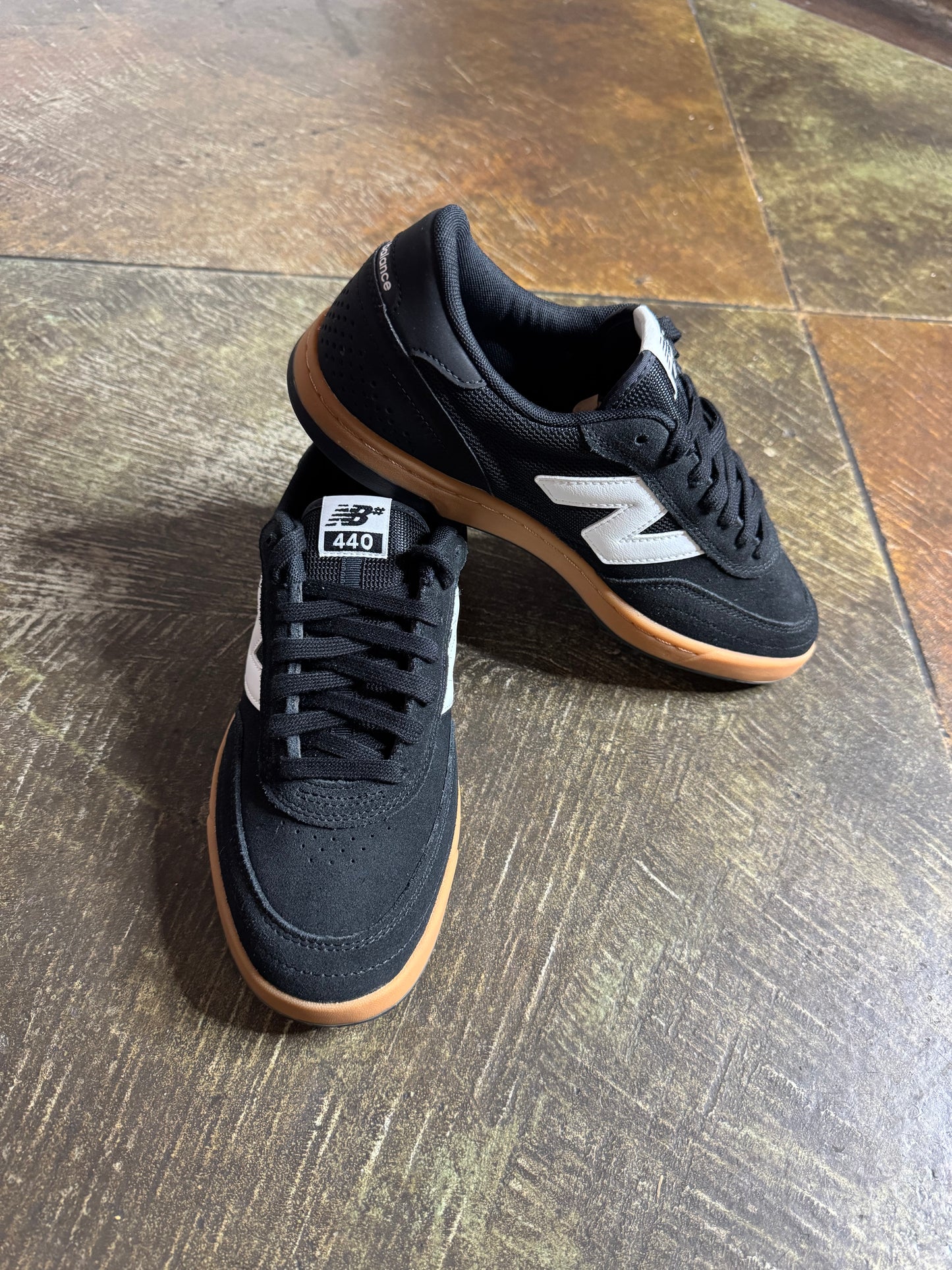 NB Numeric 440 V2 (Black/ White)