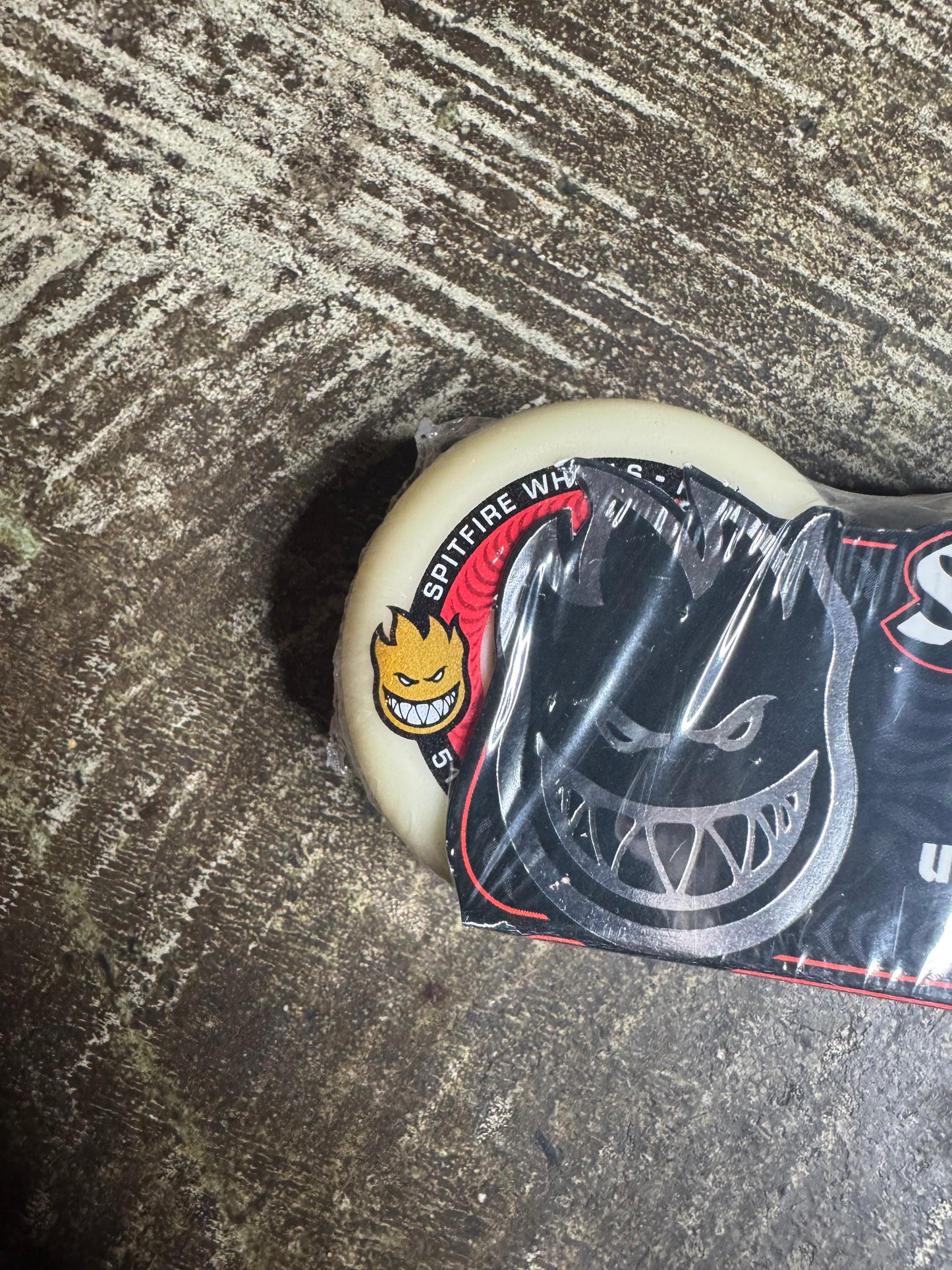 F4 101A Tablets 51mm White/ Red Wheels